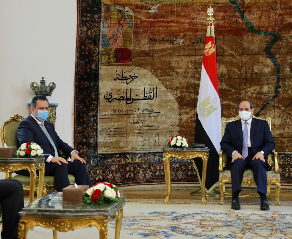 رئيس الوزراء يلتقي الرئيس المصري ويسلمه رسالة خطية من رئيس الجمهورية 
